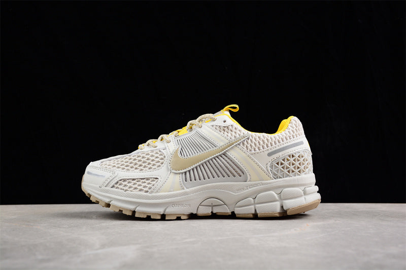 AIR ZOOM VOMERO 5 SP LIGHT BONE/SAIL/UNIVERSITY GOLD